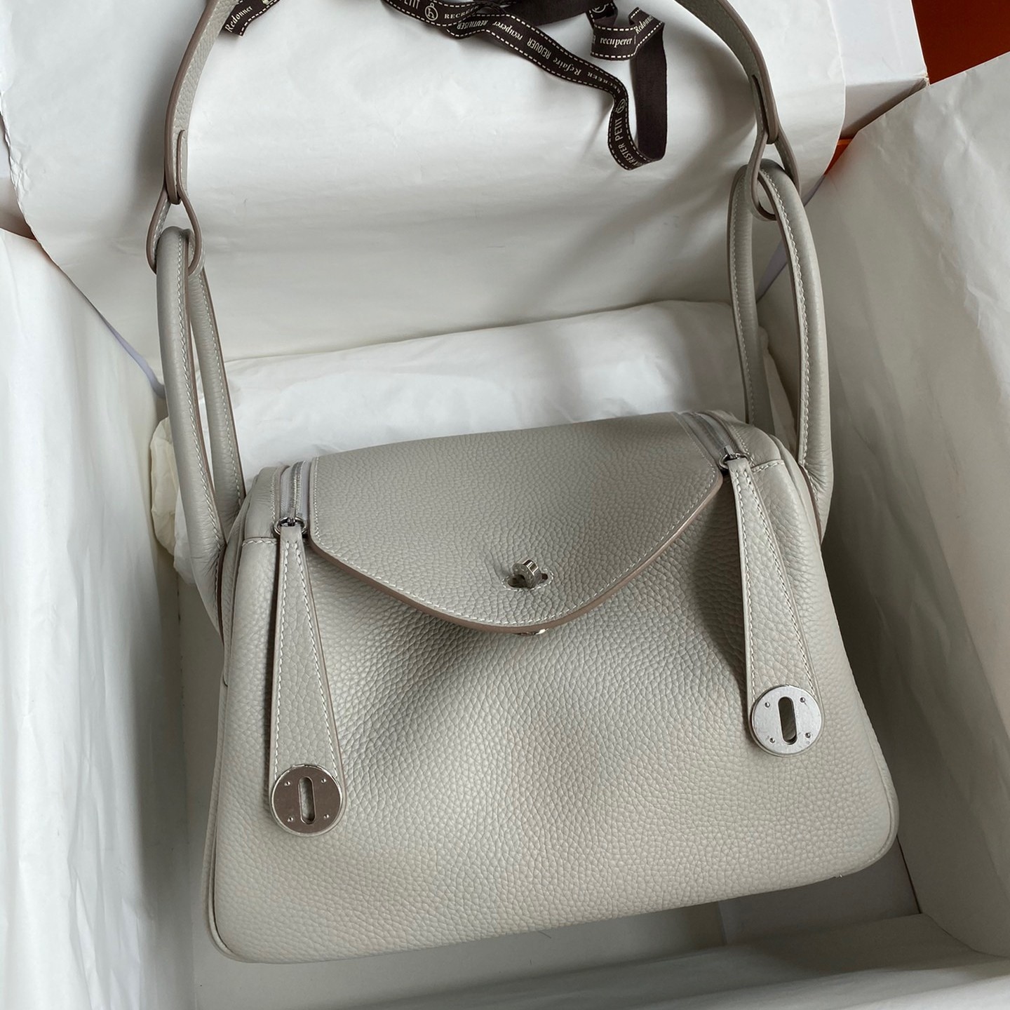 Hermes Lindy 26 Handmade Bag In Pearl Grey Clemence Leather